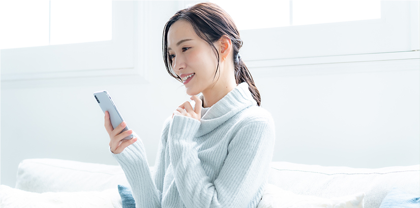 スマホを見ている女性
