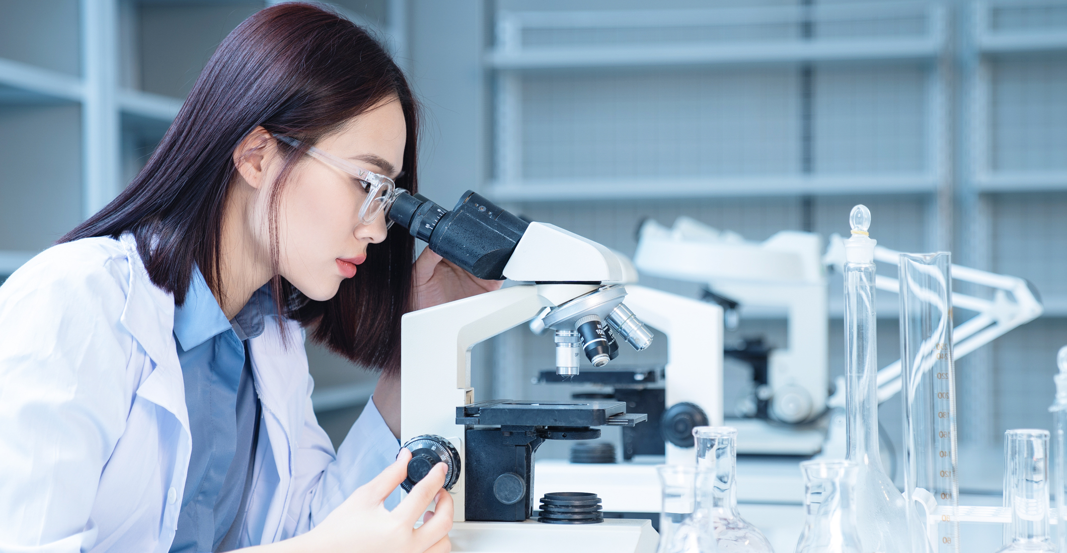 研究をしている女性