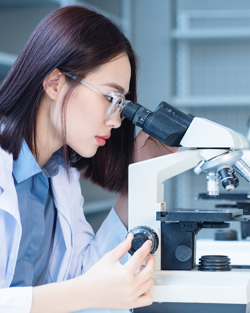 研究をしている女性